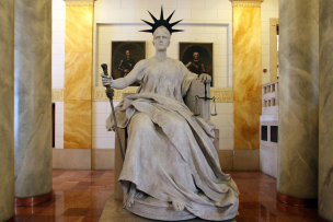 Statue en marbre blanc d'une dame avec une couronne