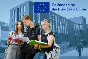 Etudiants devant le bâtiment du PLC (13e)
