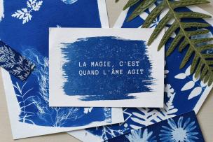 Des papiers peints en bleu 