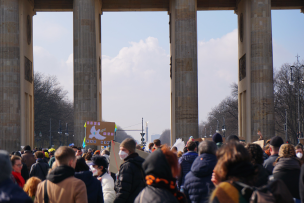 Attroupement de personnes devant des colonnes