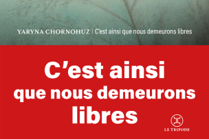 En haut les branche d'un arbre et la grande partie de l'image un bandeau rouge avec des grosses lettres blanches