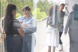 Etudiants sur la terrasse du PLC