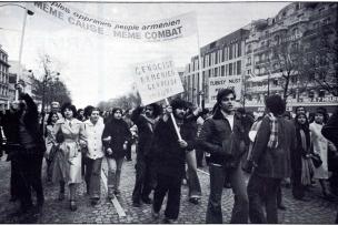 Une photo en noir et blanc d'une manifestation dans les rues de Paris 