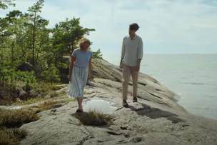Scène du film "Odotus" : un homme et une femme sur des rochers longeant la mer