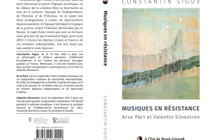 Des écritures de couleur noire à gauche avec en bas à gauche un code barre et à droite un tableau avec une montagne au loin, une prairie en pente et une ranger d'arbres