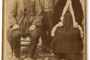 Une photo portrait d'une famille en tenue traditionnelle