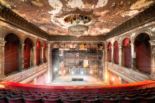 Intérieur d'un théâtre délabré