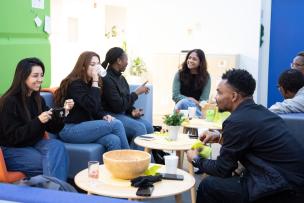 Etudiants discutant lors d'un atelier