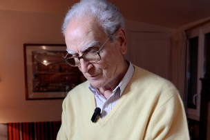 Photo d'un homme âgé avec des cheveux blancs et des lunettes