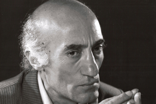 Photo en noir et blanc d'un homme chauve avec les mains jointes