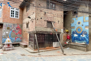 Un immeuble en briques avec des illustrations sur les murs 