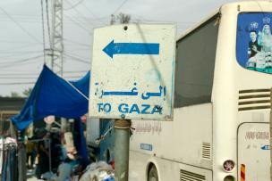 Un bus avec un panneau en premier plan où est inscrit "to Gaza" 