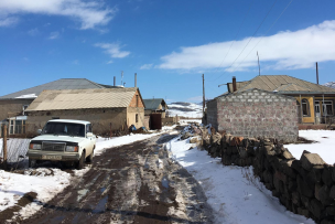 Village avec des maisons et des routes enneigées