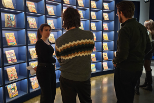 Une étudiante réalise une médiation culturelle devant la vitrine dédiée au Jump Magazine au musée Guimet