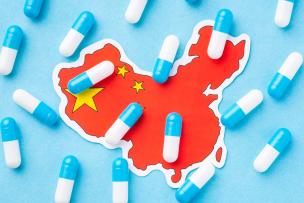 Illustration conceptuelle de l'industrie pharmaceutique Chine montrant des éléments médicaux intégrés au drapeau chinois