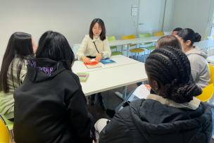 Zechen Chen présente les manuels de français en Chine