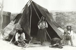 Photo en noir et blanc d'une femme qui sort d'une tante