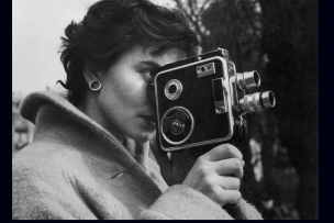 La réalisatrice est derrière sa caméra 