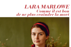 Photo du visage d'une jeune femme avec un serre-tête rouge sur fond vert