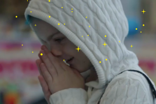 Extrait de l'affiche du film. Petite fille ukrainienne les mains jointes devant elle.