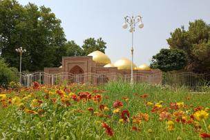 Vue du mausolée avec jardin