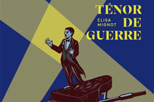 Homme avec un smoking noir en queue de pie sur un piano sur fond bleu et jaune