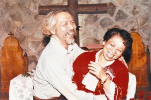 Extrait du film "Hand in Hand" (Taïwan) : un homme et une femme s'enlacent en riant