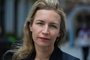 Photo d'une femme blonde avec du rouge à lèvres