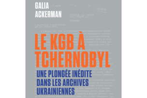 Ecritures de couleurs blanche, rouge et bleue sur fond gris