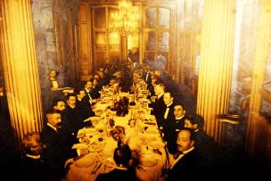 Personnels de l'Ecole des LL.O.V dînant autour d'une table