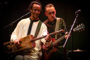 Le duo Justin Adams et Mohamed Errebbaa sur scène