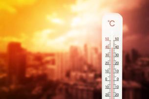 Thermomètre avec ville en arrière-plan
