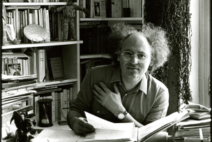 Photo d'un homme à lunettes avec les cheveux dressés