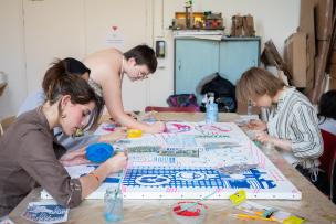 Des étudiants sont entrain de peindre une fresque