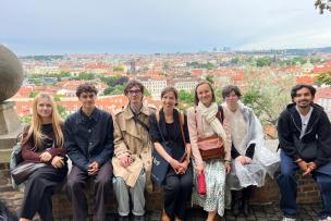 Les étudiants de tchèque dans les jardins du château de Prague