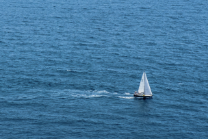 Un voilier au milieu de la mer 