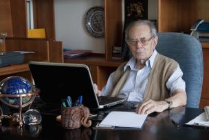 Portrait d'un homme derrière son bureau 