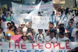 Marche écologique à Rio en 1992, pancarte La biotechnologie, c'est Godzilla