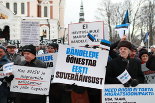 Des manifestants avec en bonnet et chapka 