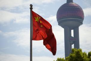 Drapeau de la République Populaire de Chine, flottant sur le Bund à Shanghai