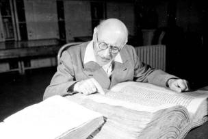 Hrachia Acharian lit un manuscrit arménien ancien