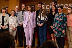 Les étudiants représentants des universités partenaires de l'événement, aux côtés d'Anne-Sophie Barthez, directrice générale de l'enseignement supérieur, et de Mathias Vicherat, directeur de l'Institut d'études politiques de Paris © Sciences Po