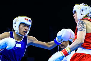 Marine Camara affronte l'italienne Irma Testa lors des championnats du monde de boxe féminine en mai 2022