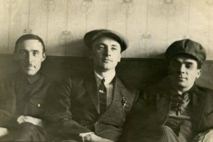 Iouri Ianovski, avec Ivan Dniprovskyi et Mykola Khvylovyi, dans les années 1920 - - Archives-Musée central d’État de littérature et d’art de l’Ukraine