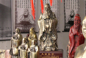Une échoppe commercialisant des souvenirs à Qufu (Shandong)