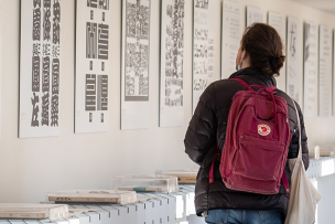 Exposition Écritures japonaises dans la galerie du Pôle des langues et civilisations