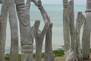 Alignement de statues de l'Île des pins (Nouvelle-Calédonie)