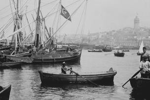 Vue du port prise de l'échelle de Sirkédji