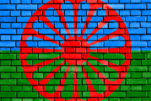 Drapeau Rrom peint sur un mur de brique