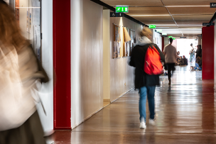 Couloir de l'Inalco (PLC) avec étudiants